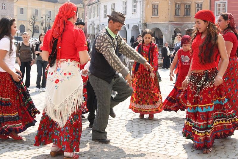 Ετσι ζουν οι Ρομά - Αγνωστα στιγμιότυπα της καθημερινότητάς τους - Χορός, χρώμα, φαγητό [εικόνες] | iefimerida.gr 4