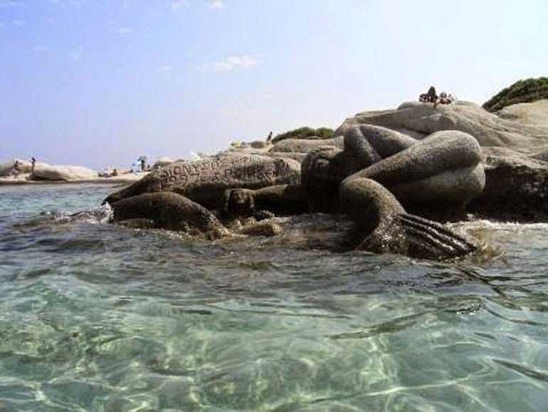 Παρελθόν η πετρωμένη γοργόνα στη Χαβάη της Χαλκιδικής -Επέβαλλαν πρόστιμο στον καλλιτέχνη και αυτός την κατέστρεψε με βαριοπούλα [εικόνες] | iefimerida.gr 1