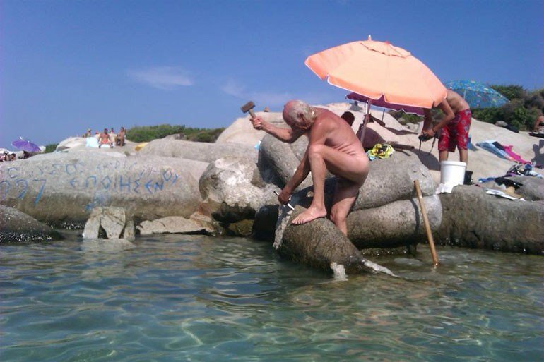 Παρελθόν η πετρωμένη γοργόνα στη Χαβάη της Χαλκιδικής -Επέβαλλαν πρόστιμο στον καλλιτέχνη και αυτός την κατέστρεψε με βαριοπούλα [εικόνες] | iefimerida.gr 2