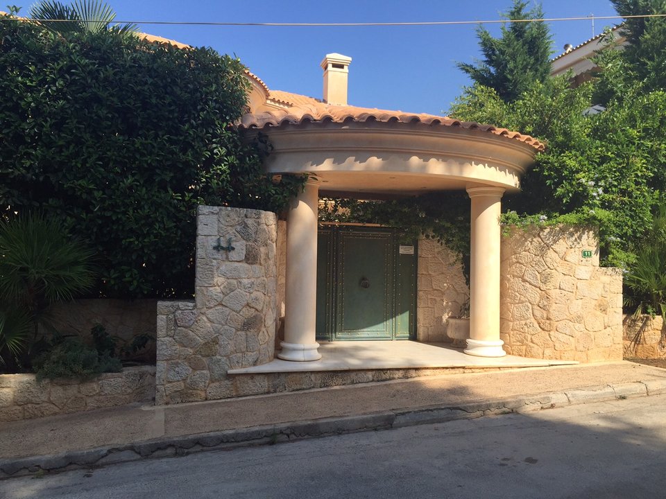 Αναστάτωση τη νύχτα στη Βουλιαγμένη - Εκρηξη σε σπίτι επιχειρηματία [εικόνες] | iefimerida.gr 2