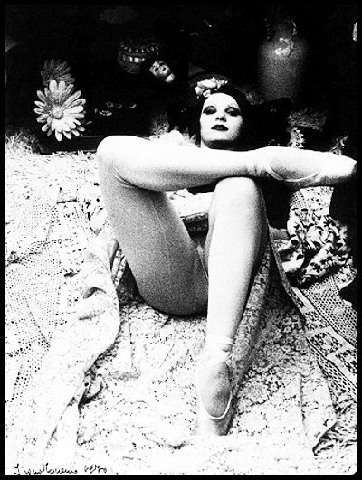 Ιρίνα Ιονέσκο: Η σκοτεινή φωτογράφος που μετέτρεψε την 11χρονη κόρη της σε ίνδαλμα-νυμφίδιο [εικόνες] | iefimerida.gr 18