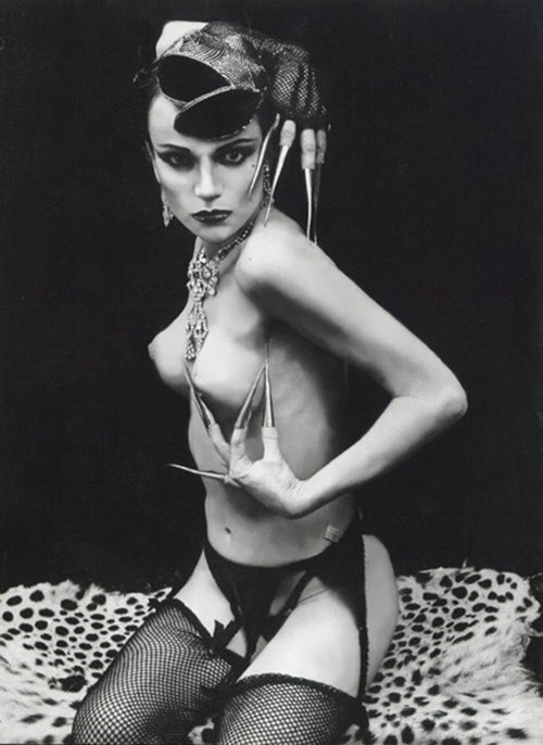 Ιρίνα Ιονέσκο: Η σκοτεινή φωτογράφος που μετέτρεψε την 11χρονη κόρη της σε ίνδαλμα-νυμφίδιο [εικόνες] | iefimerida.gr 17