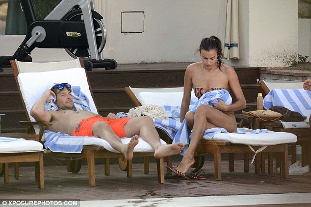 Ιρίνα Σάικ: Χωρίς μακιγιάζ και με μικροσκοπικό καυτό μπικίνι [εικόνες] | iefimerida.gr 8