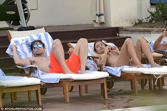 Ιρίνα Σάικ: Χωρίς μακιγιάζ και με μικροσκοπικό καυτό μπικίνι [εικόνες] | iefimerida.gr 10