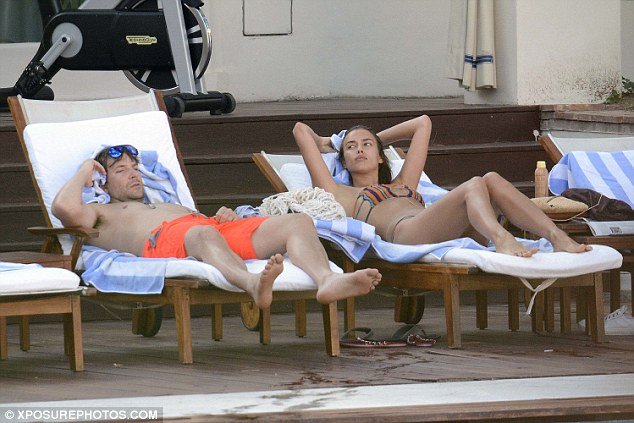 Ιρίνα Σάικ: Χωρίς μακιγιάζ και με μικροσκοπικό καυτό μπικίνι [εικόνες] | iefimerida.gr 12