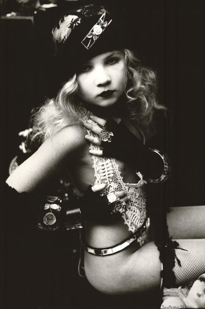 Ιρίνα Ιονέσκο: Η σκοτεινή φωτογράφος που μετέτρεψε την 11χρονη κόρη της σε ίνδαλμα-νυμφίδιο [εικόνες] | iefimerida.gr 8