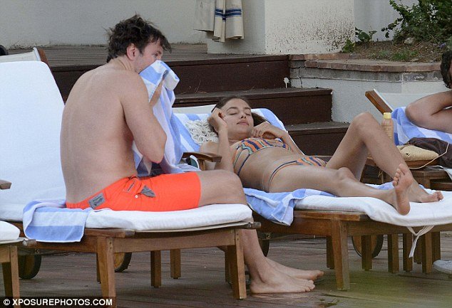 Ιρίνα Σάικ: Χωρίς μακιγιάζ και με μικροσκοπικό καυτό μπικίνι [εικόνες] | iefimerida.gr 5