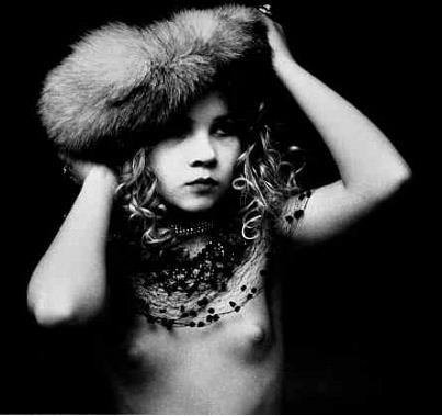 Ιρίνα Ιονέσκο: Η σκοτεινή φωτογράφος που μετέτρεψε την 11χρονη κόρη της σε ίνδαλμα-νυμφίδιο [εικόνες] | iefimerida.gr 5