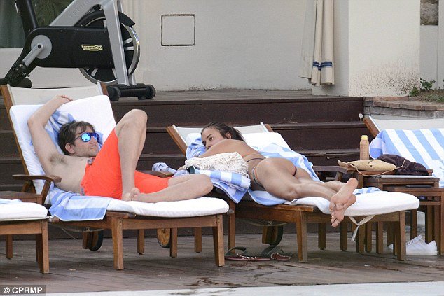 Ιρίνα Σάικ: Χωρίς μακιγιάζ και με μικροσκοπικό καυτό μπικίνι [εικόνες] | iefimerida.gr 6