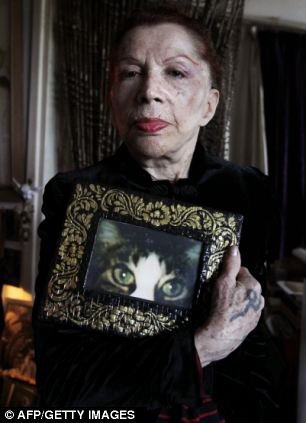 Ιρίνα Ιονέσκο: Η σκοτεινή φωτογράφος που μετέτρεψε την 11χρονη κόρη της σε ίνδαλμα-νυμφίδιο [εικόνες] | iefimerida.gr 20