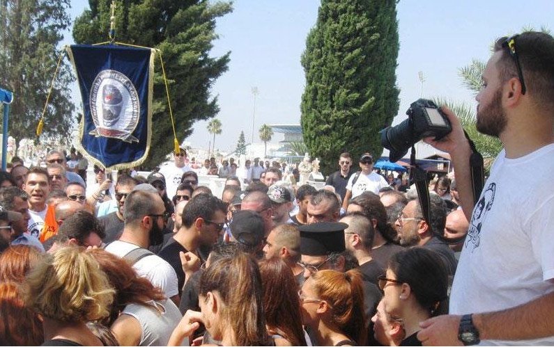 Κύπρος: Επεισόδια και προπηλακισμοί στο μνημόσυνο των Ισαάκ και Σολωμού [εικόνα] | iefimerida.gr 0