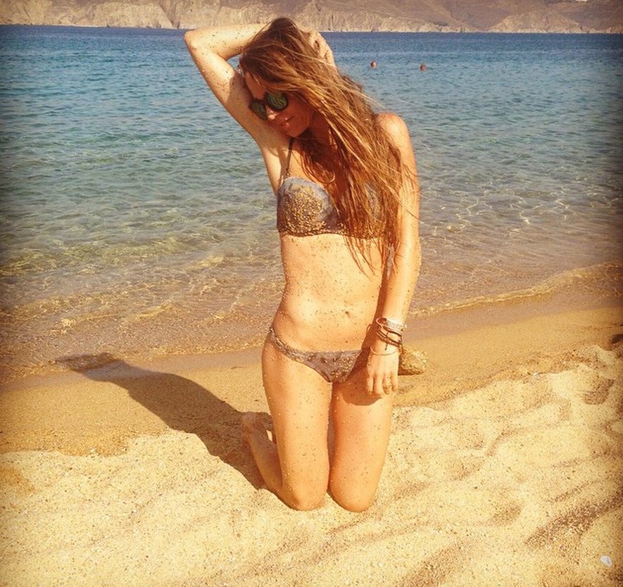 Η «κοντή» του «Παρά πέντε» βάζει φωτιά στη Μύκονο - Κορμί φέτες [εικόνες] | iefimerida.gr 0