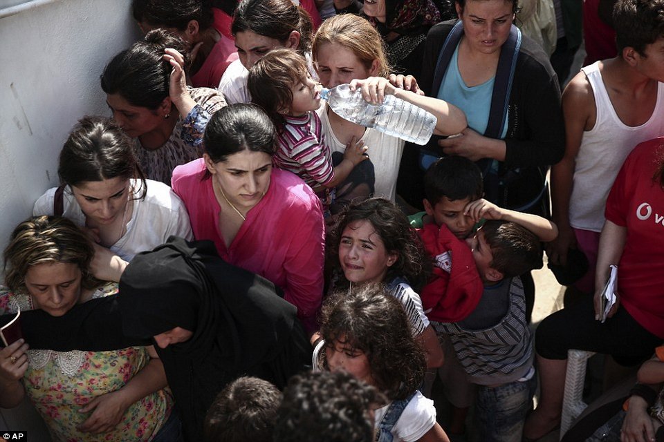 Απόλυτο χάος στην Κω - Συγκρούσεις αστυνομικών με μετανάστες [εικόνες & βίντεο] | iefimerida.gr 10