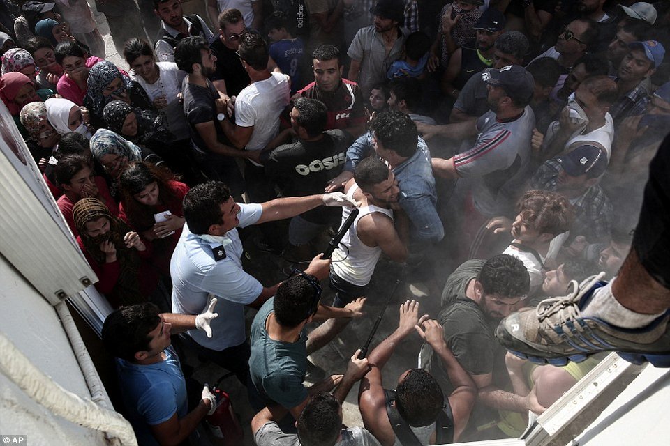 Απόλυτο χάος στην Κω - Συγκρούσεις αστυνομικών με μετανάστες [εικόνες & βίντεο] | iefimerida.gr 13