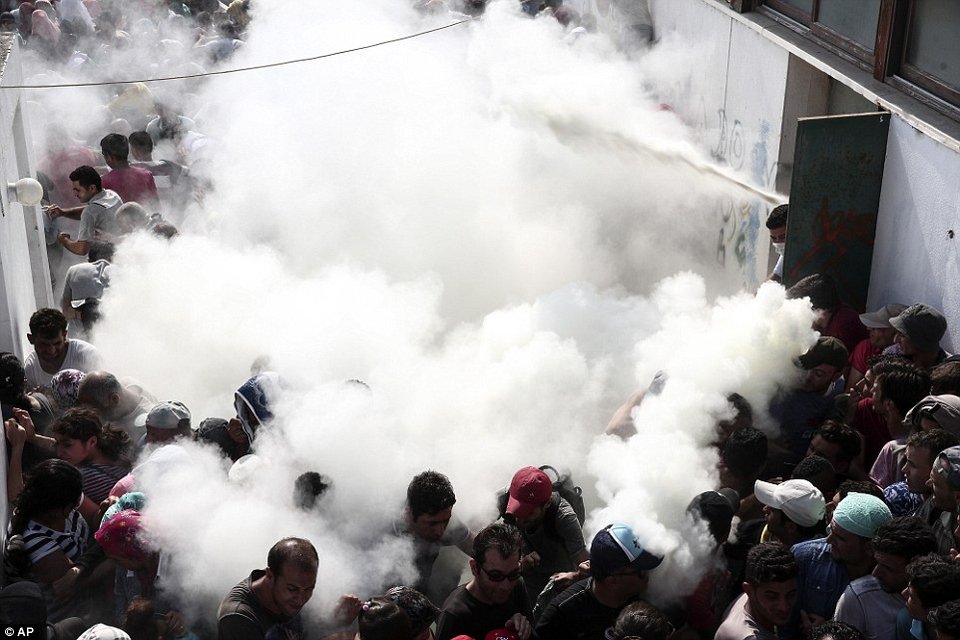 Απόλυτο χάος στην Κω - Συγκρούσεις αστυνομικών με μετανάστες [εικόνες & βίντεο] | iefimerida.gr 1