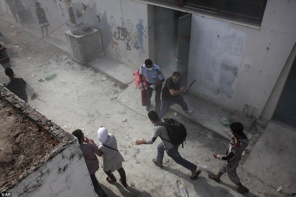 Απόλυτο χάος στην Κω - Συγκρούσεις αστυνομικών με μετανάστες [εικόνες & βίντεο] | iefimerida.gr 4