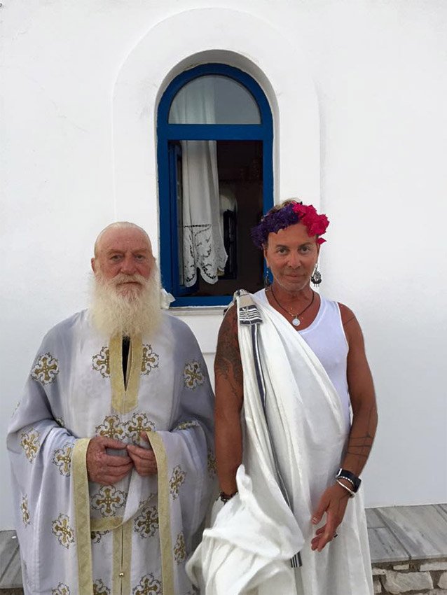 Κουμπάρος... υπερπαραγωγή ο Λάκης Γαβαλάς -Με χιτώνα, λουλούδια στο κεφάλι και μακριά σκουλαρίκια [εικόνες] | iefimerida.gr 5