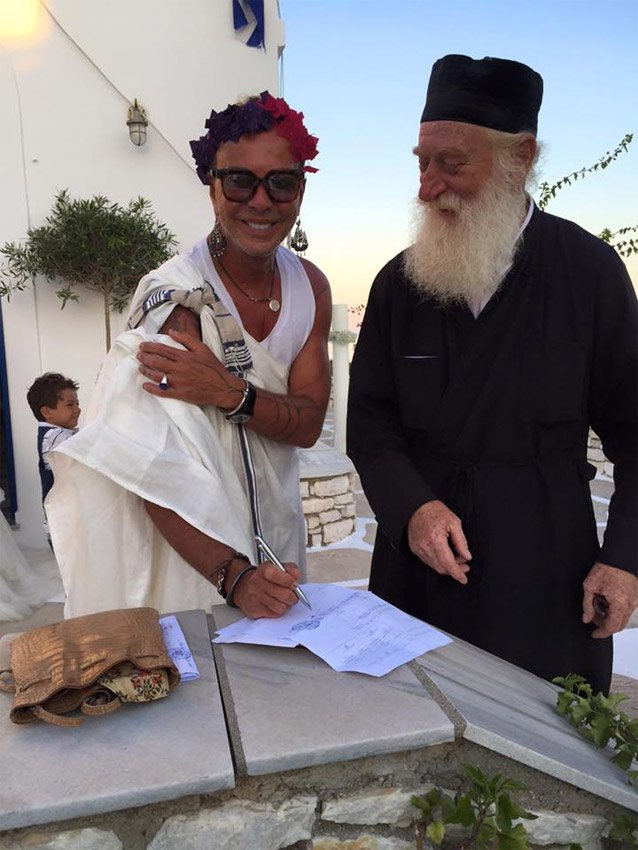 Κουμπάρος... υπερπαραγωγή ο Λάκης Γαβαλάς -Με χιτώνα, λουλούδια στο κεφάλι και μακριά σκουλαρίκια [εικόνες] | iefimerida.gr 1