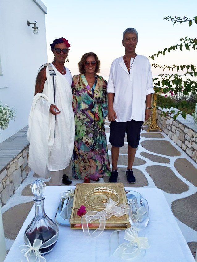 Κουμπάρος... υπερπαραγωγή ο Λάκης Γαβαλάς -Με χιτώνα, λουλούδια στο κεφάλι και μακριά σκουλαρίκια [εικόνες] | iefimerida.gr 2