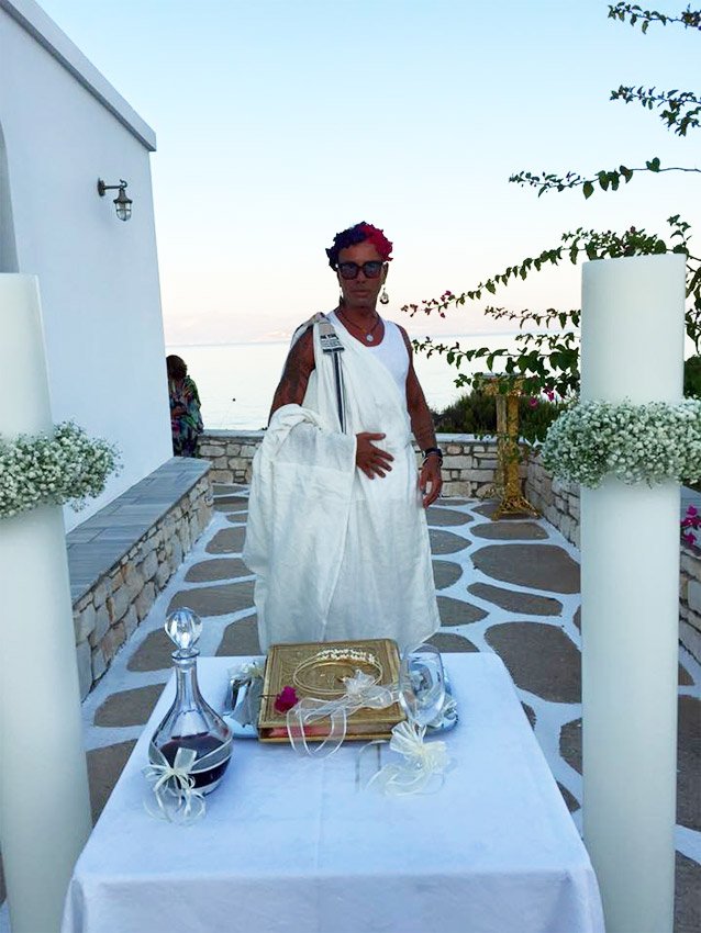 Κουμπάρος... υπερπαραγωγή ο Λάκης Γαβαλάς -Με χιτώνα, λουλούδια στο κεφάλι και μακριά σκουλαρίκια [εικόνες] | iefimerida.gr 3