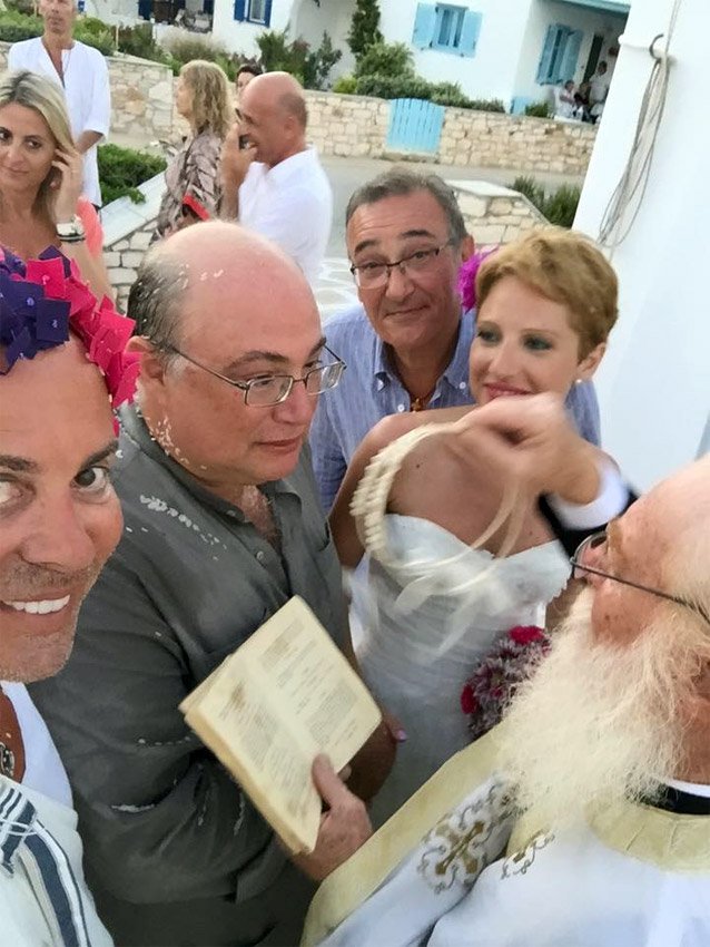 Κουμπάρος... υπερπαραγωγή ο Λάκης Γαβαλάς -Με χιτώνα, λουλούδια στο κεφάλι και μακριά σκουλαρίκια [εικόνες] | iefimerida.gr 0