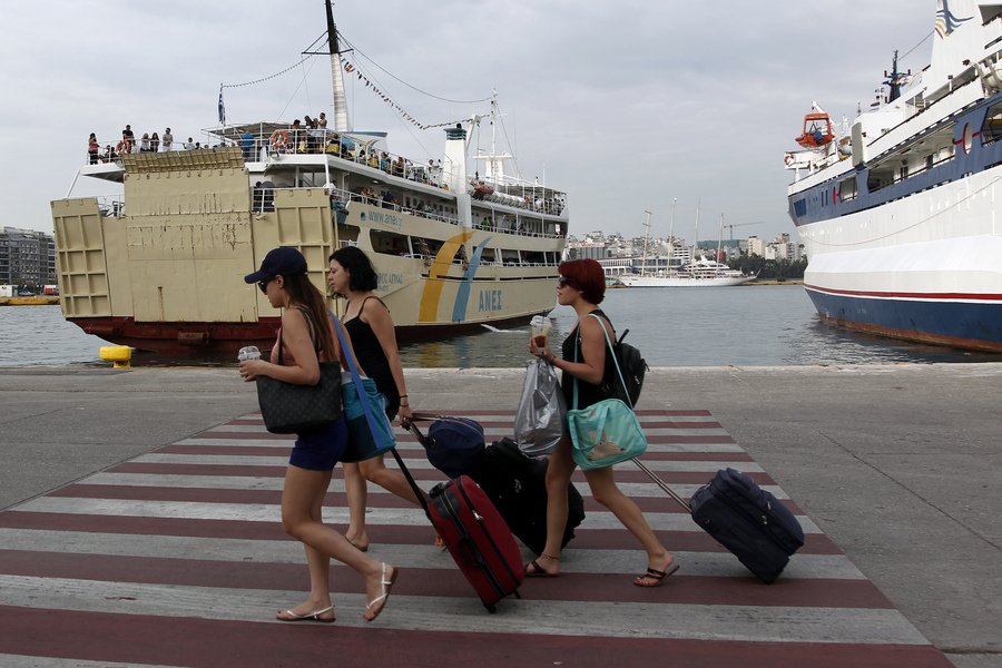 Αυξημένη η κίνηση και σήμερα στα λιμάνια - Αδεια πόλη η Αθήνα [εικόνες] | iefimerida.gr 7