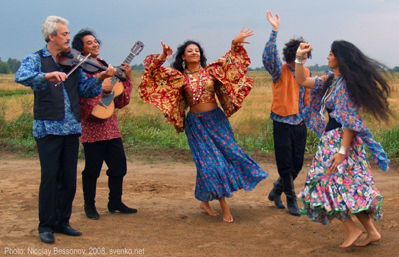 Ετσι ζουν οι Ρομά - Αγνωστα στιγμιότυπα της καθημερινότητάς τους - Χορός, χρώμα, φαγητό [εικόνες] | iefimerida.gr 19
