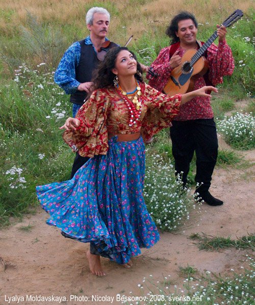 Ετσι ζουν οι Ρομά - Αγνωστα στιγμιότυπα της καθημερινότητάς τους - Χορός, χρώμα, φαγητό [εικόνες] | iefimerida.gr 20