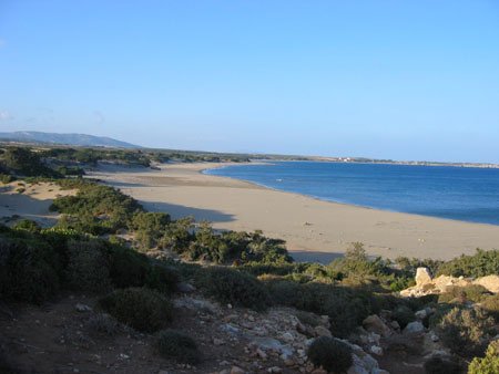 Αμμόλοφοι και κρυστάλλινα νερά -Η κρυφή παραλία στο τέλος ενός χωματόδρομου στη Ρόδο που θυμίζει... Αφρική [εικόνες & βίντεο] | iefimerida.gr 0