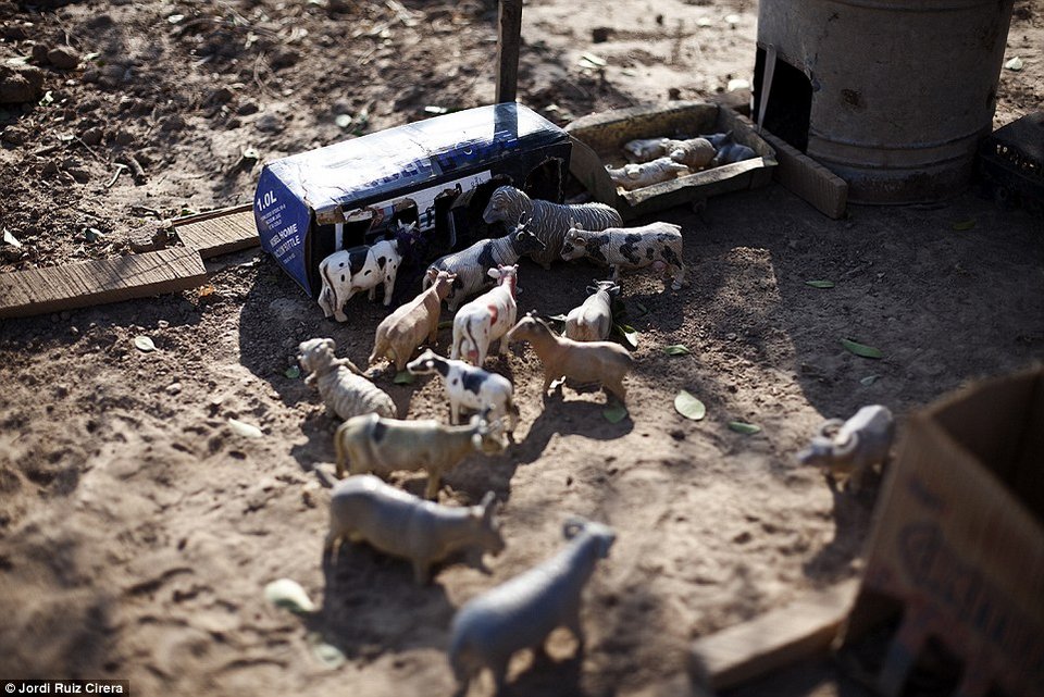 Το χωριό που ξέχασε ο χρόνος: Οι κάτοικοί του ζουν όπως το '50 -Ρούχα και σπίτια άλλης εποχής [εικόνες]  | iefimerida.gr 1