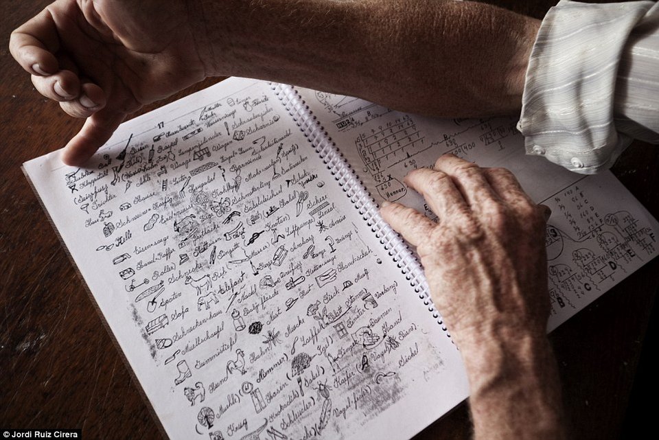 Το χωριό που ξέχασε ο χρόνος: Οι κάτοικοί του ζουν όπως το '50 -Ρούχα και σπίτια άλλης εποχής [εικόνες]  | iefimerida.gr 13