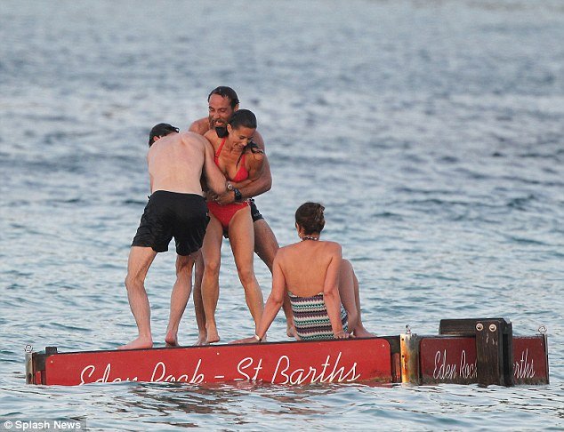 Φέτες η Πίπα Μίντλετον -«Φωτιά» με το κόκκινο μπικίνι της [εικόνες] | iefimerida.gr 11