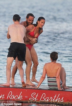 Φέτες η Πίπα Μίντλετον -«Φωτιά» με το κόκκινο μπικίνι της [εικόνες] | iefimerida.gr 12