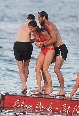 Φέτες η Πίπα Μίντλετον -«Φωτιά» με το κόκκινο μπικίνι της [εικόνες] | iefimerida.gr 13