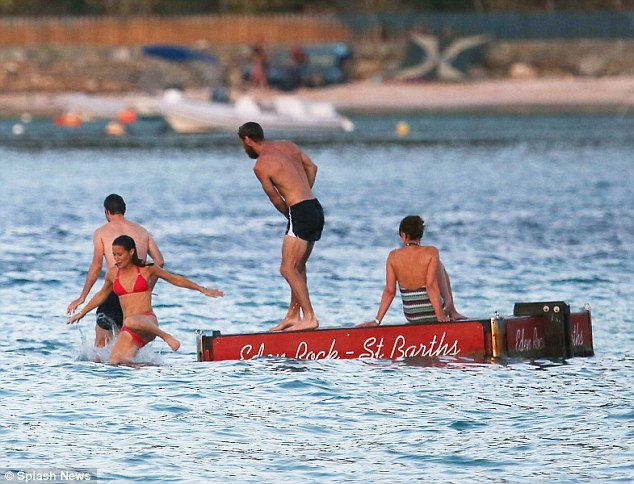 Φέτες η Πίπα Μίντλετον -«Φωτιά» με το κόκκινο μπικίνι της [εικόνες] | iefimerida.gr 14