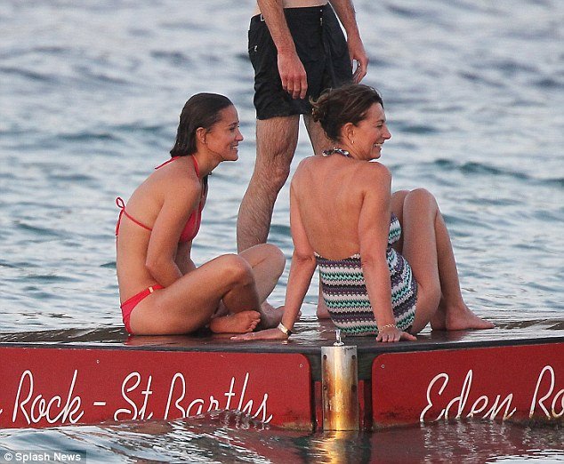 Φέτες η Πίπα Μίντλετον -«Φωτιά» με το κόκκινο μπικίνι της [εικόνες] | iefimerida.gr 15