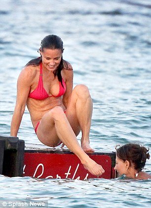 Φέτες η Πίπα Μίντλετον -«Φωτιά» με το κόκκινο μπικίνι της [εικόνες] | iefimerida.gr 7