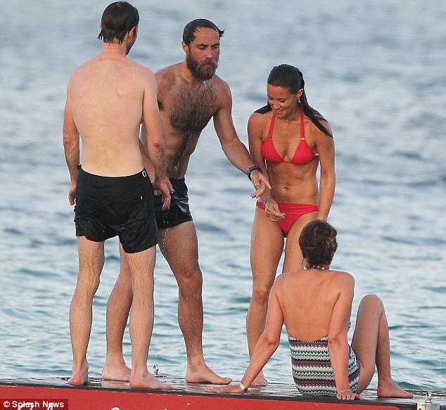 Φέτες η Πίπα Μίντλετον -«Φωτιά» με το κόκκινο μπικίνι της [εικόνες] | iefimerida.gr 9