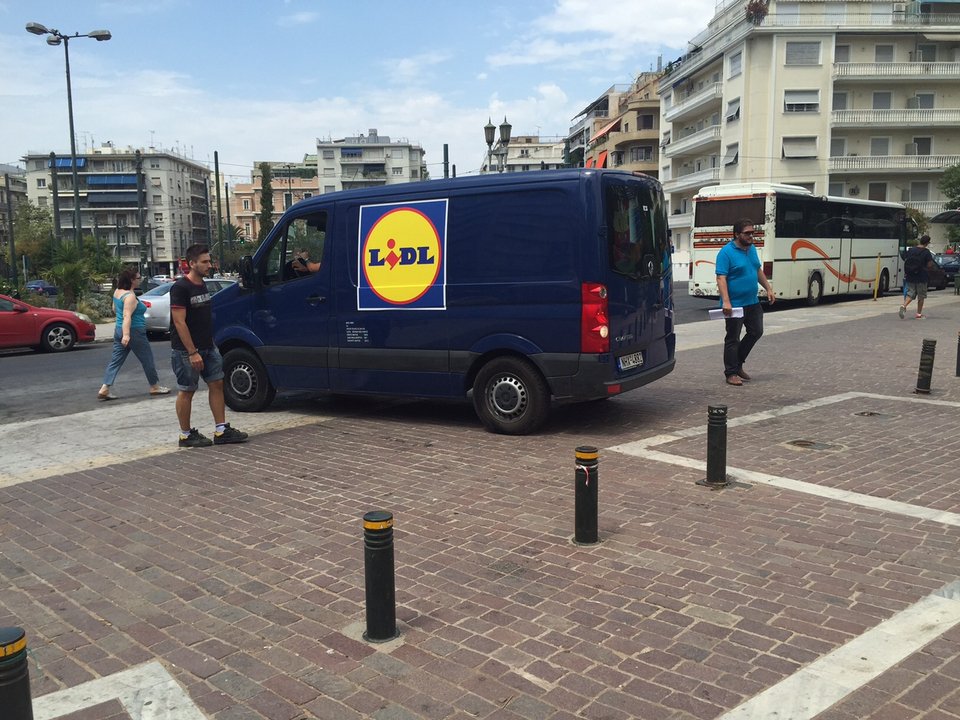 Το ΠΑΜΕ πήγε στο Πεδίον του Αρεως και μοίρασε είδη πρώτης ανάγκης στους μετανάστες [εικόνες]  | iefimerida.gr 1