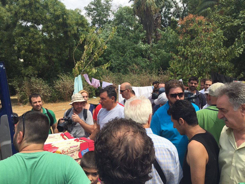 Το ΠΑΜΕ πήγε στο Πεδίον του Αρεως και μοίρασε είδη πρώτης ανάγκης στους μετανάστες [εικόνες]  | iefimerida.gr 2