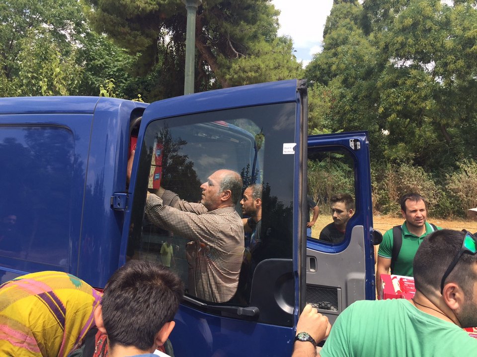 Το ΠΑΜΕ πήγε στο Πεδίον του Αρεως και μοίρασε είδη πρώτης ανάγκης στους μετανάστες [εικόνες]  | iefimerida.gr 3