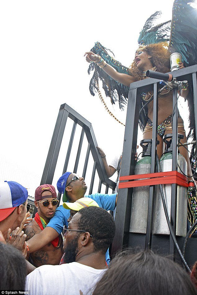 Κολλημένος στην... πλάτη της Ριάνα ο Λιούις Χάμιλτον [εικόνες] | iefimerida.gr 2