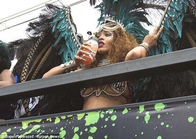 Κολλημένος στην... πλάτη της Ριάνα ο Λιούις Χάμιλτον [εικόνες] | iefimerida.gr 4