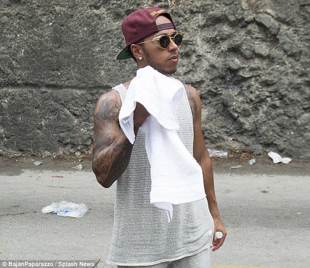 Κολλημένος στην... πλάτη της Ριάνα ο Λιούις Χάμιλτον [εικόνες] | iefimerida.gr 5