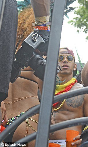 Κολλημένος στην... πλάτη της Ριάνα ο Λιούις Χάμιλτον [εικόνες] | iefimerida.gr 7