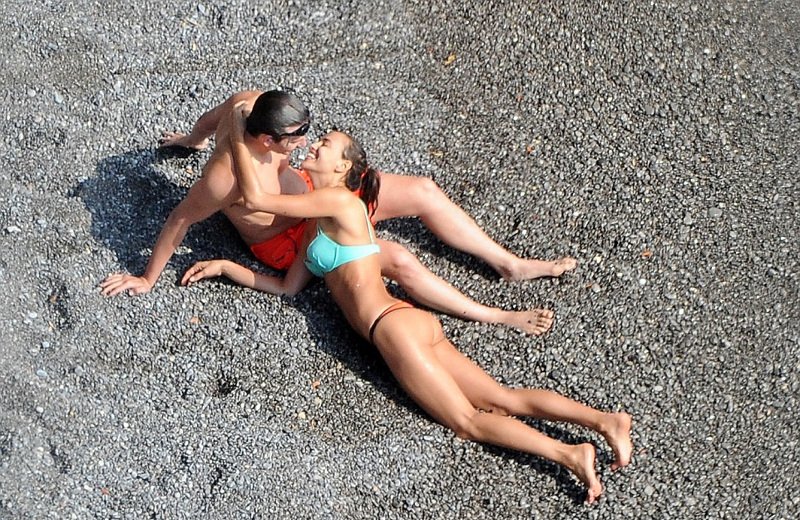 Ιρίνα Σάικ και Μπράντλεϊ Κούπερ έβαλαν «φωτιά» σε παραλία με τα φιλιά τους [εικόνες] | iefimerida.gr 1