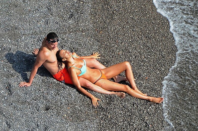 Ιρίνα Σάικ και Μπράντλεϊ Κούπερ έβαλαν «φωτιά» σε παραλία με τα φιλιά τους [εικόνες] | iefimerida.gr 2