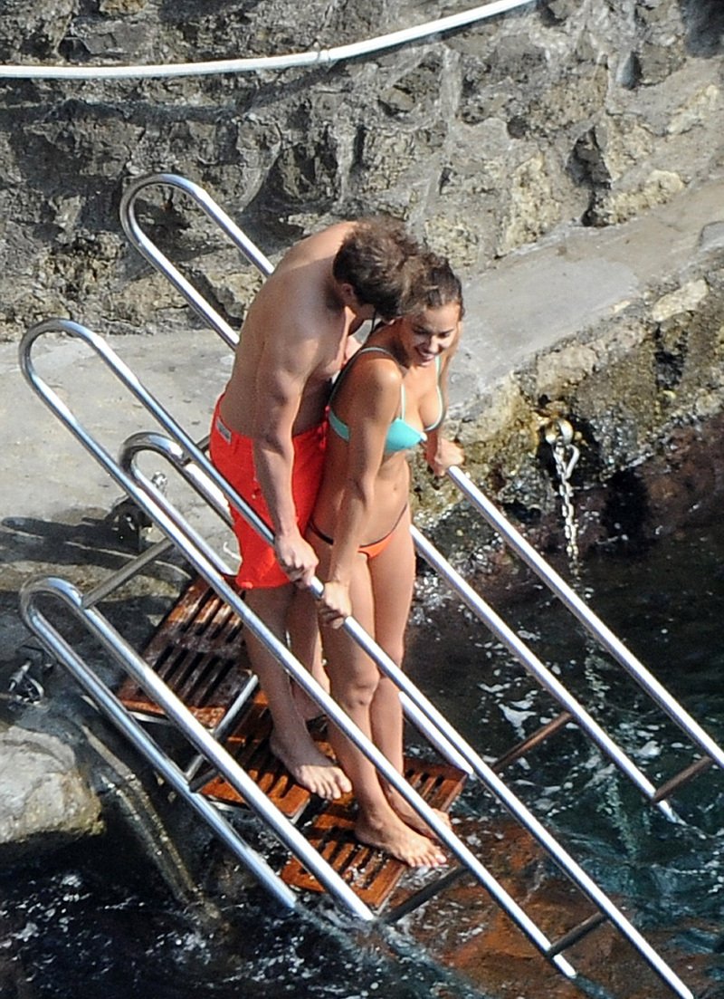 Ιρίνα Σάικ και Μπράντλεϊ Κούπερ έβαλαν «φωτιά» σε παραλία με τα φιλιά τους [εικόνες] | iefimerida.gr 10