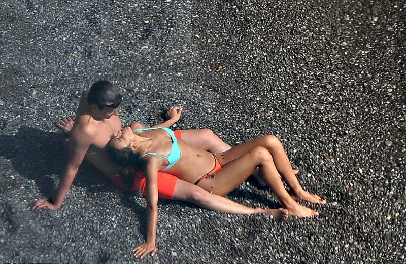 Ιρίνα Σάικ και Μπράντλεϊ Κούπερ έβαλαν «φωτιά» σε παραλία με τα φιλιά τους [εικόνες] | iefimerida.gr 11