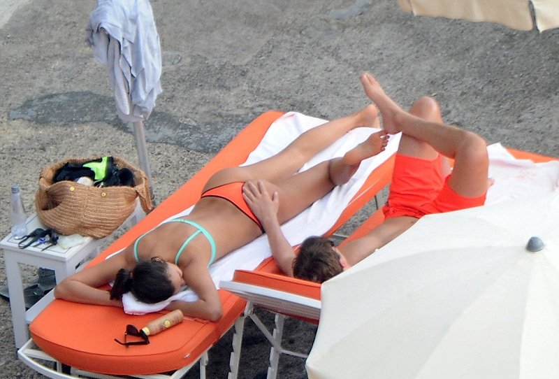 Ιρίνα Σάικ και Μπράντλεϊ Κούπερ έβαλαν «φωτιά» σε παραλία με τα φιλιά τους [εικόνες] | iefimerida.gr 12